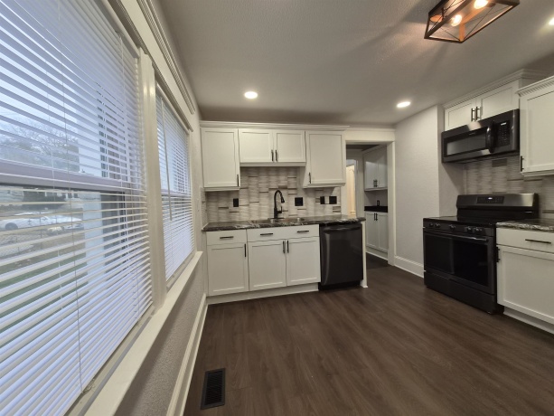 325 Washington, ROCKFORD, Illinois 61108, 3 Bedrooms Bedrooms, ,2 BathroomsBathrooms,House,For Sale,Washington,202507213