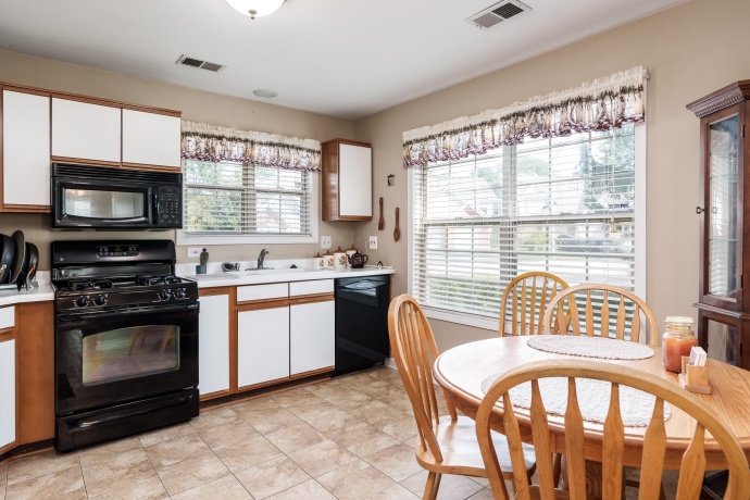 2933 Heatherwood, SCHAUMBURG, Illinois 60194, 2 Bedrooms Bedrooms, ,2 BathroomsBathrooms,Condominium,For Sale,Heatherwood,202505370