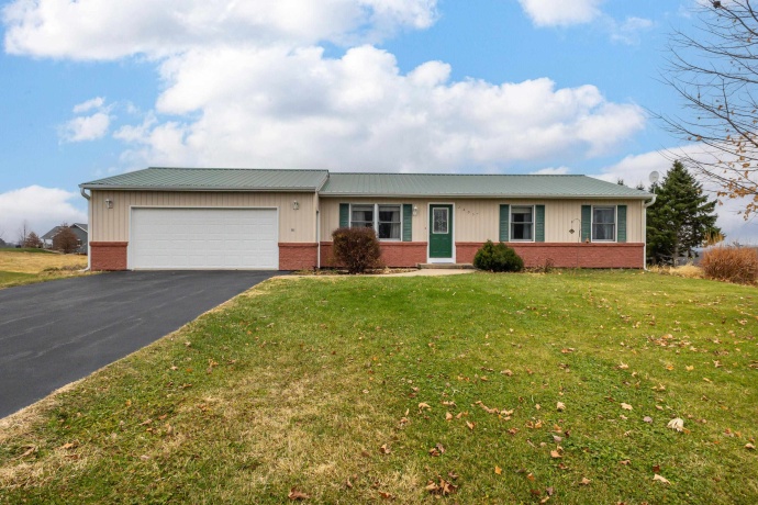 2805 Red Gates, GALENA, Illinois 61036, 3 Bedrooms Bedrooms, ,1 BathroomBathrooms,House,For Sale,Red Gates,202507245