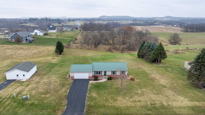 2805 Red Gates, GALENA, Illinois 61036, 3 Bedrooms Bedrooms, ,1 BathroomBathrooms,House,For Sale,Red Gates,202507245