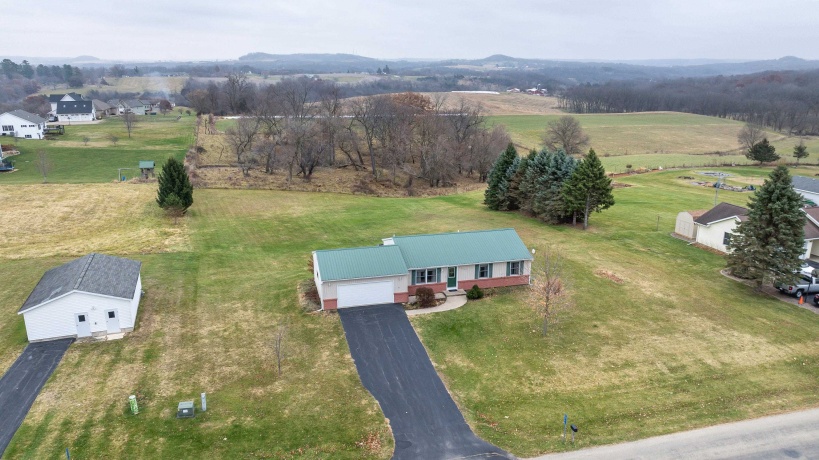 2805 Red Gates, GALENA, Illinois 61036, 3 Bedrooms Bedrooms, ,1 BathroomBathrooms,House,For Sale,Red Gates,202507245