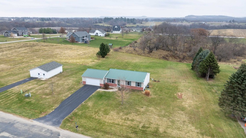 2805 Red Gates, GALENA, Illinois 61036, 3 Bedrooms Bedrooms, ,1 BathroomBathrooms,House,For Sale,Red Gates,202507245