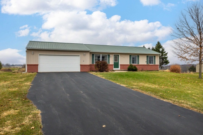 2805 Red Gates, GALENA, Illinois 61036, 3 Bedrooms Bedrooms, ,1 BathroomBathrooms,House,For Sale,Red Gates,202507245