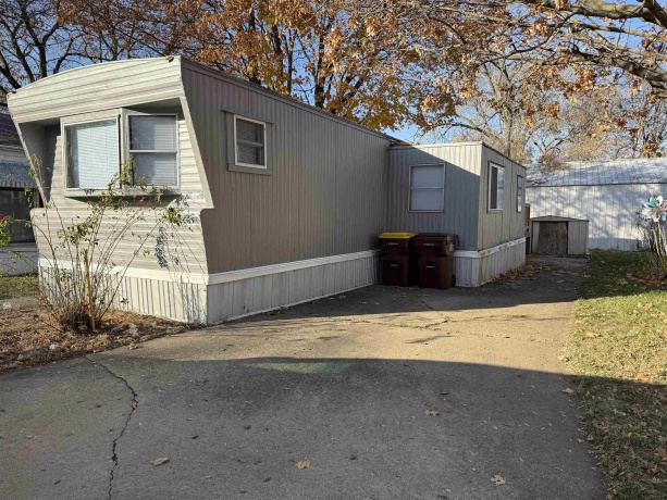 303 LORRAINE DRIVE, FREEPORT, Illinois 61032, 4 Bedrooms Bedrooms, ,1 BathroomBathrooms,House,For Sale,LORRAINE DRIVE,202507257