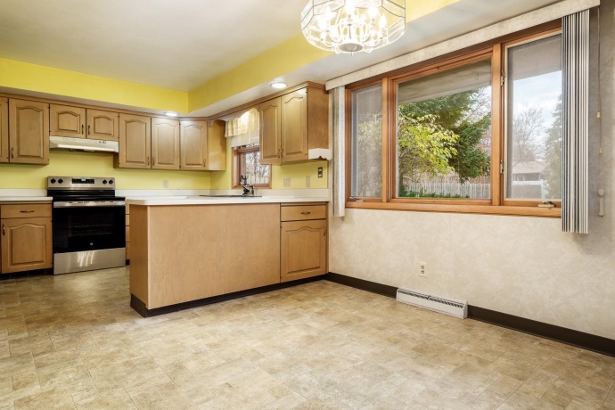 5802 CLARENDON, ROCKFORD, Illinois 61114, 3 Bedrooms Bedrooms, ,2 BathroomsBathrooms,House,For Sale,CLARENDON,202507265