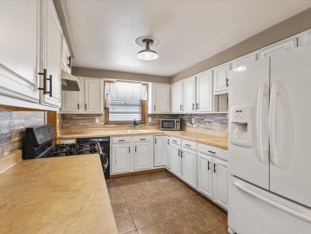 1030 Anna Ave, MACHESNEY PARK, Illinois 61115, 3 Bedrooms Bedrooms, ,2 BathroomsBathrooms,House,For Sale,Anna Ave,202507282