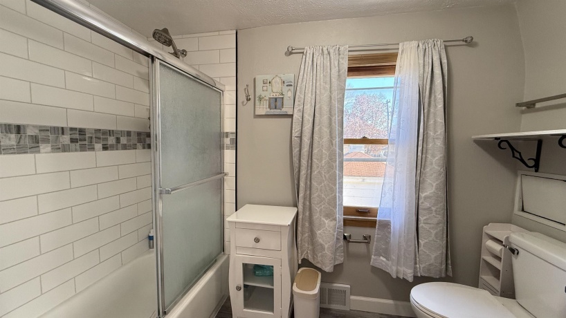 1016 Kingsway, ROCKFORD, Illinois 61108, 3 Bedrooms Bedrooms, ,1 BathroomBathrooms,House,For Sale,Kingsway,202507287