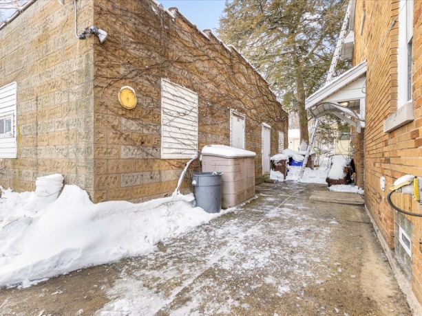 2321 Broadway, ROCKFORD, Illinois 61104, ,3 - 4 Units,For Sale,Broadway,202507376