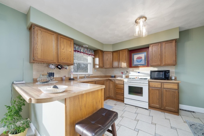 719 Blenheim, ROCKFORD, Illinois 61108, 2 Bedrooms Bedrooms, ,1 BathroomBathrooms,House,For Sale,Blenheim,202507386