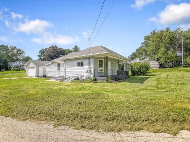 140 Walnut, Cedarville, Illinois 61013, 3 Bedrooms Bedrooms, ,2 BathroomsBathrooms,House,For Sale,Walnut,202504970