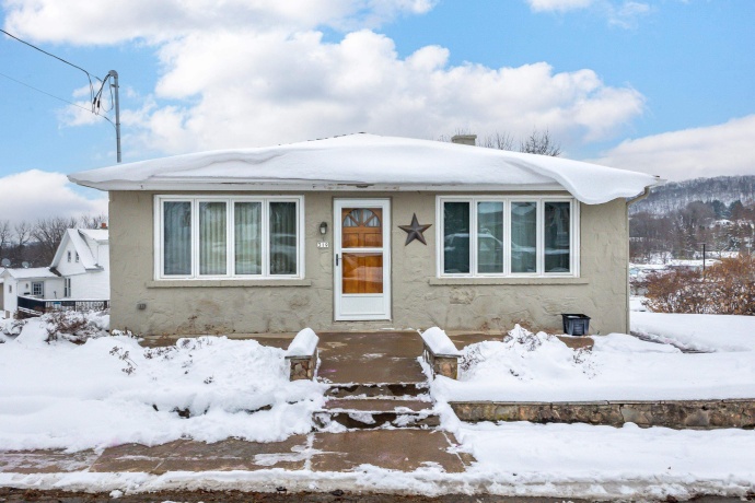 319 Catlin, ELIZABETH, Illinois 61028, 2 Bedrooms Bedrooms, ,1 BathroomBathrooms,House,For Sale,Catlin,202507408