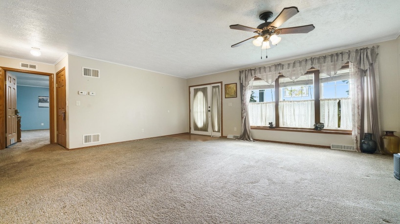 298 IL RT 2, DIXON, Illinois 61021, 3 Bedrooms Bedrooms, ,3 BathroomsBathrooms,House,For Sale,IL RT 2,202505290