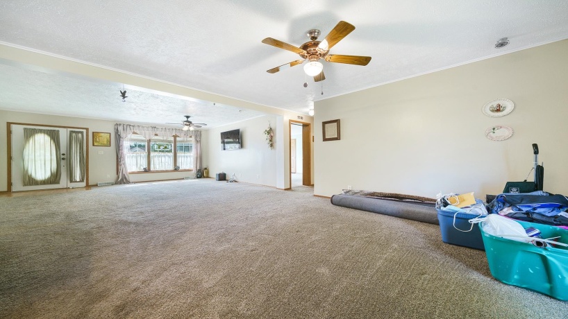 298 IL RT 2, DIXON, Illinois 61021, 3 Bedrooms Bedrooms, ,3 BathroomsBathrooms,House,For Sale,IL RT 2,202505290