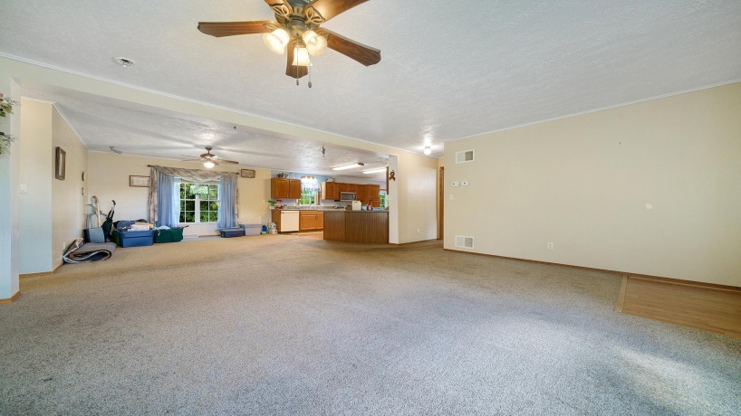 298 IL RT 2, DIXON, Illinois 61021, 3 Bedrooms Bedrooms, ,3 BathroomsBathrooms,House,For Sale,IL RT 2,202505290