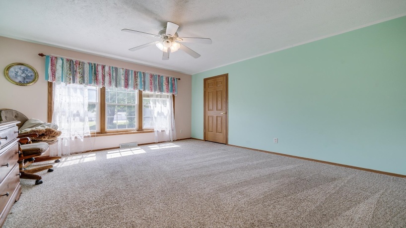 298 IL RT 2, DIXON, Illinois 61021, 3 Bedrooms Bedrooms, ,3 BathroomsBathrooms,House,For Sale,IL RT 2,202505290