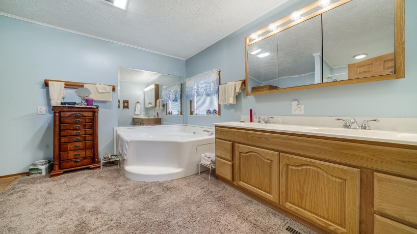 298 IL RT 2, DIXON, Illinois 61021, 3 Bedrooms Bedrooms, ,3 BathroomsBathrooms,House,For Sale,IL RT 2,202505290