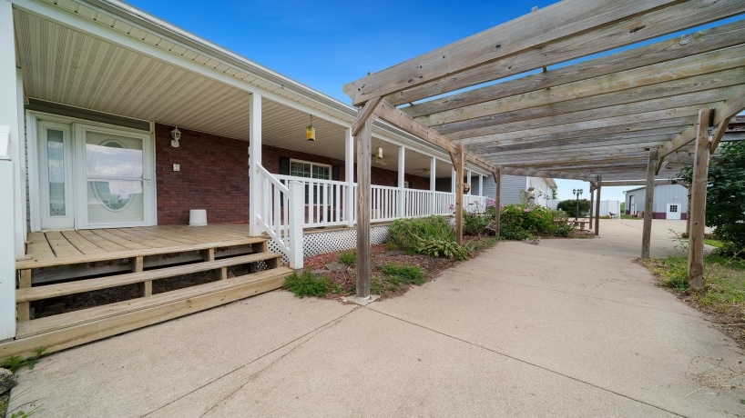 298 IL RT 2, DIXON, Illinois 61021, 3 Bedrooms Bedrooms, ,3 BathroomsBathrooms,House,For Sale,IL RT 2,202505290