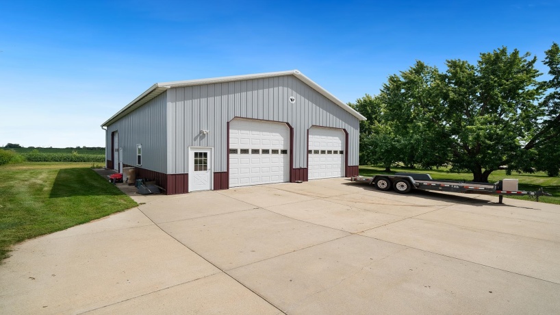 298 IL RT 2, DIXON, Illinois 61021, 3 Bedrooms Bedrooms, ,3 BathroomsBathrooms,House,For Sale,IL RT 2,202505290