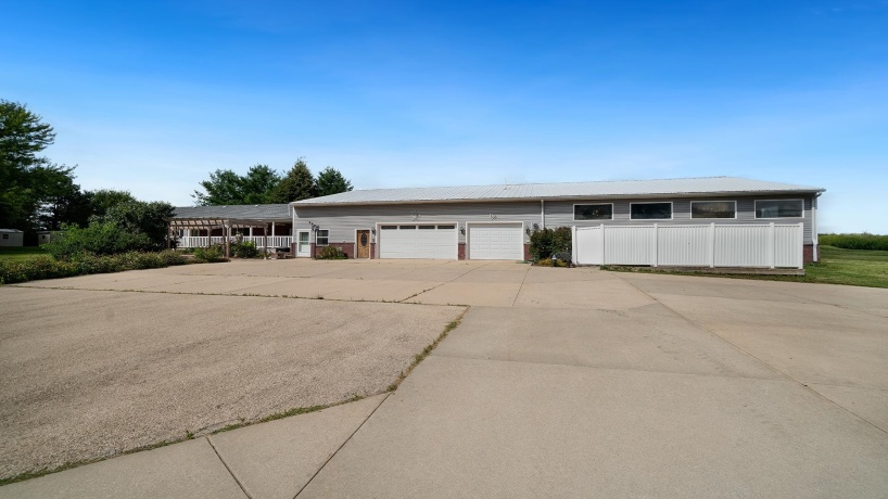 298 IL RT 2, DIXON, Illinois 61021, 3 Bedrooms Bedrooms, ,3 BathroomsBathrooms,House,For Sale,IL RT 2,202505290