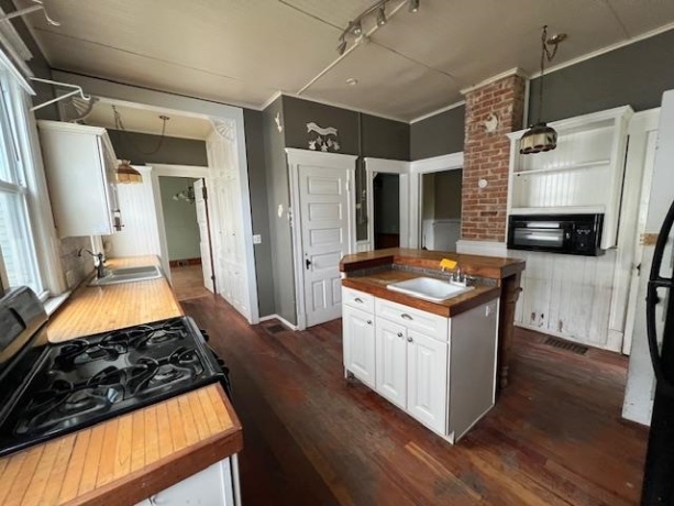 642 Stephenson, FREEPORT, Illinois 61032, 5 Bedrooms Bedrooms, ,2 BathroomsBathrooms,House,For Sale,Stephenson,202503196