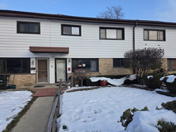 257 Dover, DES PLAINES, Illinois 60018, 3 Bedrooms Bedrooms, ,1 BathroomBathrooms,Condominium,For Sale,Dover,202507557