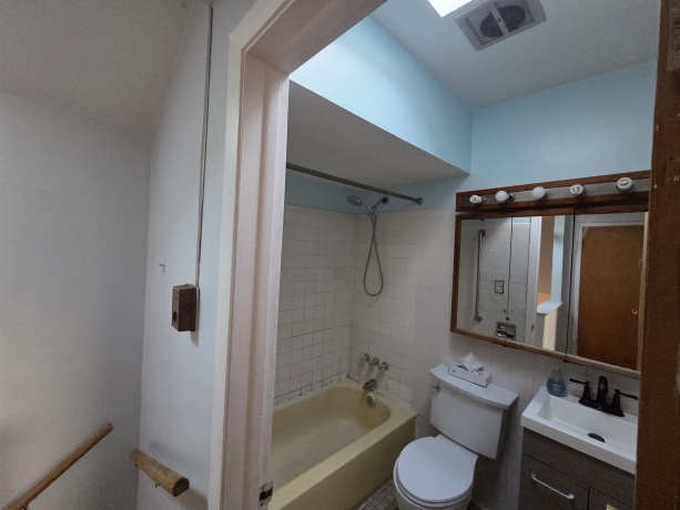 257 Dover, DES PLAINES, Illinois 60018, 3 Bedrooms Bedrooms, ,1 BathroomBathrooms,Condominium,For Sale,Dover,202507557