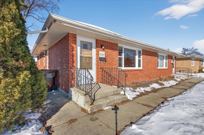 2527-2529 Holmes, ROCKFORD, Illinois 61108, ,2 Units,For Sale,Holmes,202507574