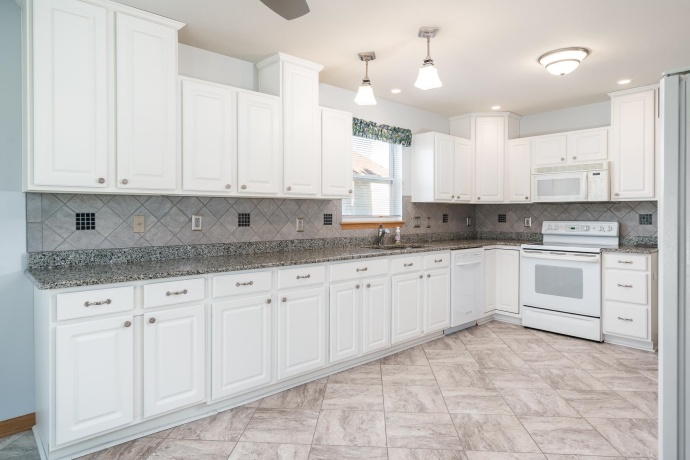 206 BEAR DUSK, BELVIDERE, Illinois 61008, 3 Bedrooms Bedrooms, ,2 BathroomsBathrooms,House,For Sale,BEAR DUSK,202507718