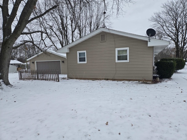 1002 Fieldcrest, ROCKFORD, Illinois 61101, 3 Bedrooms Bedrooms, ,1 BathroomBathrooms,House,For Sale,Fieldcrest,202600008