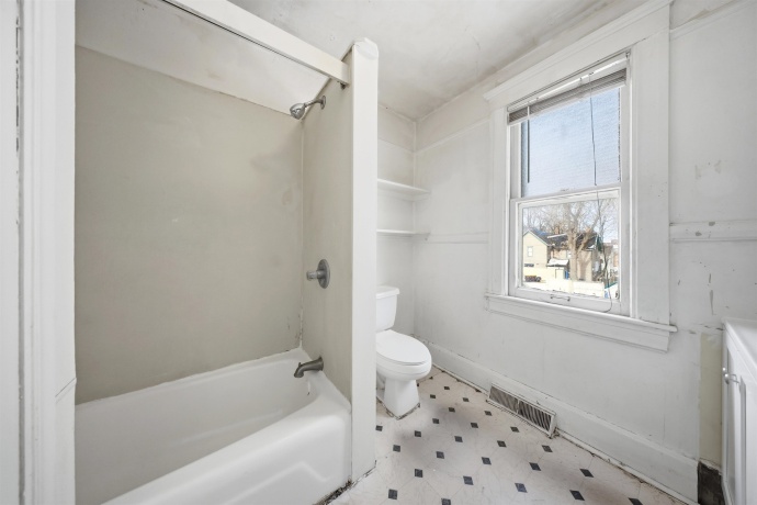 108-110 Iroquois, FREEPORT, Illinois 61032, ,2 Units,For Sale,Iroquois,202600011