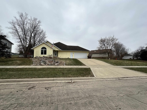 734 Canterbury, FREEPORT, Illinois 61032, 2 Bedrooms Bedrooms, ,3 BathroomsBathrooms,House,For Sale,Canterbury,202407074