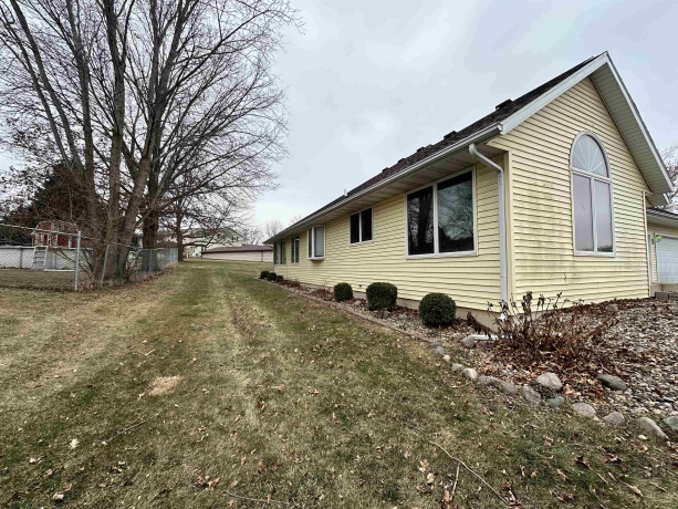 734 Canterbury, FREEPORT, Illinois 61032, 2 Bedrooms Bedrooms, ,3 BathroomsBathrooms,House,For Sale,Canterbury,202407074