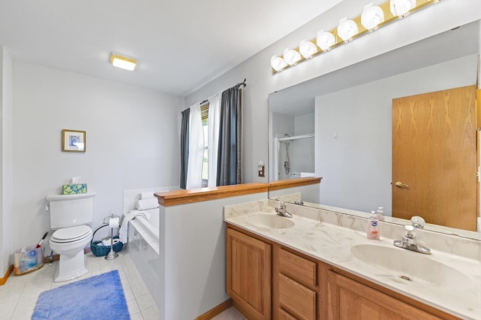 810 Southgate, LAKE SUMMERSET, Illinois 61019, 4 Bedrooms Bedrooms, ,3 BathroomsBathrooms,House,For Sale,Southgate,202506290