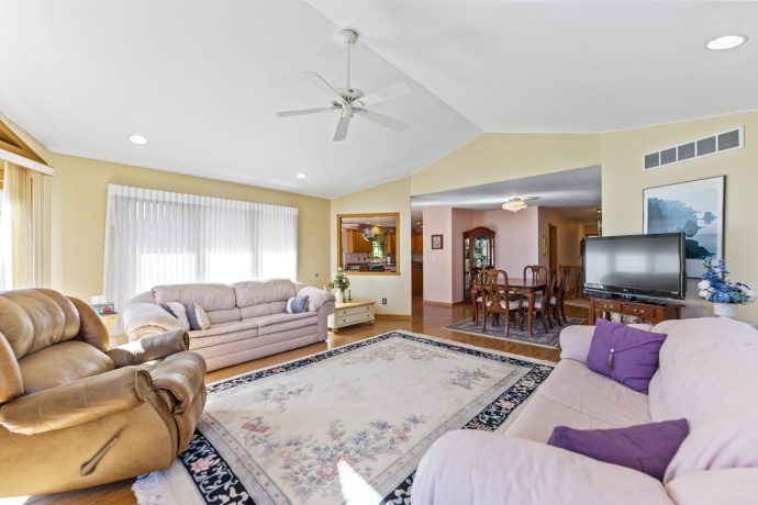 810 Southgate, LAKE SUMMERSET, Illinois 61019, 4 Bedrooms Bedrooms, ,3 BathroomsBathrooms,House,For Sale,Southgate,202506290