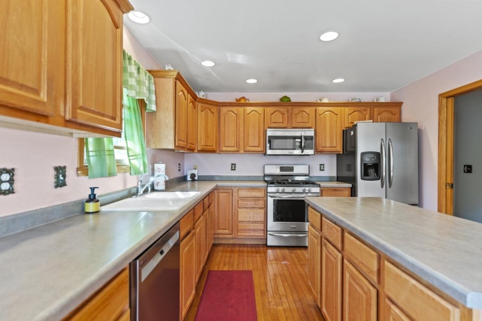 810 Southgate, LAKE SUMMERSET, Illinois 61019, 4 Bedrooms Bedrooms, ,3 BathroomsBathrooms,House,For Sale,Southgate,202506290