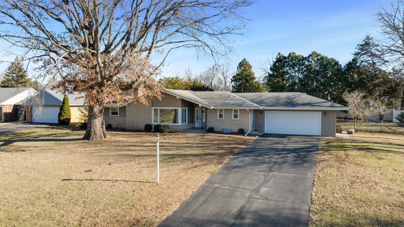 2209 Edgebrook, ROCKFORD, Illinois 61107, 2 Bedrooms Bedrooms, ,2 BathroomsBathrooms,House,For Sale,Edgebrook,202600233