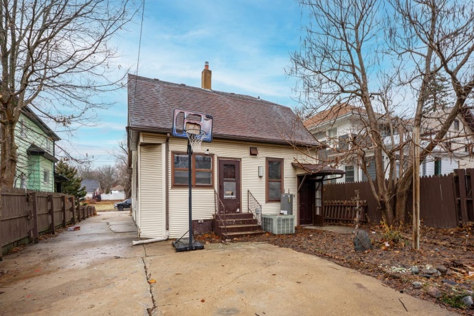 425 Hinkley, ROCKFORD, Illinois 61101, 4 Bedrooms Bedrooms, ,2 BathroomsBathrooms,House,For Sale,Hinkley,202600257