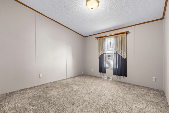 Spacious w/Walk-in Closet