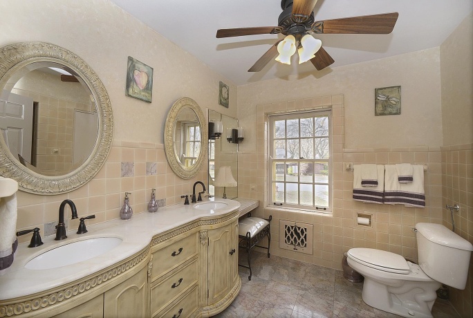 2221 Twin Oak Rd, Peru, Illinois 61354, 5 Bedrooms Bedrooms, ,3 BathroomsBathrooms,House,For Sale,Twin Oak Rd,202503685