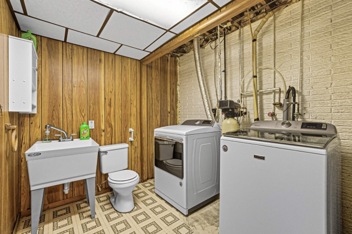 2124 Middlebury, FREEPORT, Illinois 61032, 3 Bedrooms Bedrooms, ,1 BathroomBathrooms,House,For Sale,Middlebury,202505796