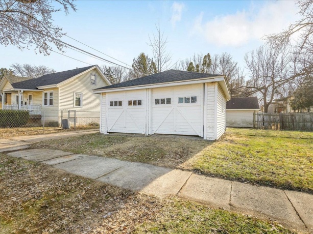 1004 15th, ROCKFORD, Illinois 61104, 4 Bedrooms Bedrooms, ,1 BathroomBathrooms,House,For Sale,15th,202600231