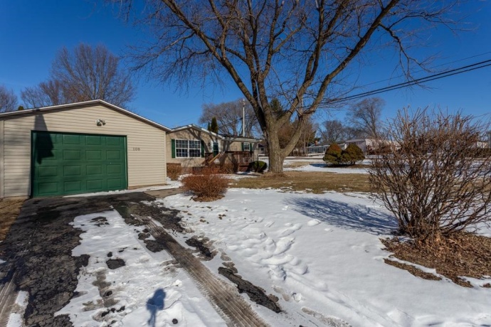 108 Smoke Signal, EAST DUBUQUE, Illinois 61025, 4 Bedrooms Bedrooms, ,2 BathroomsBathrooms,House,For Sale,Smoke Signal,202600573