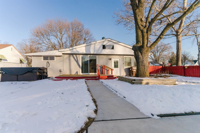 1035 8th, BELVIDERE, Illinois 61008, 2 Bedrooms Bedrooms, ,1 BathroomBathrooms,House,For Sale,8th,202600618