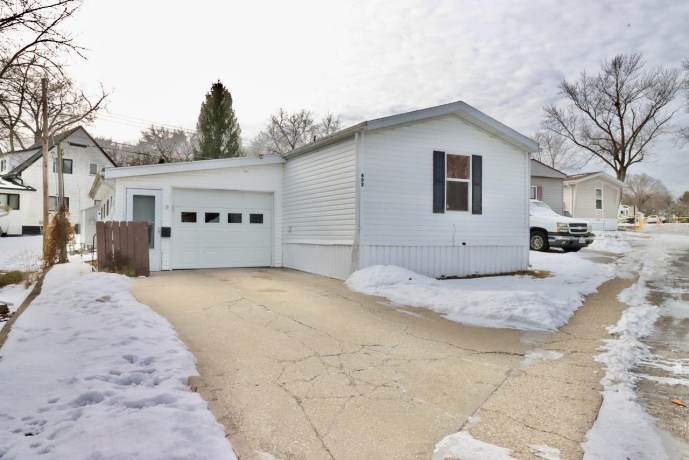 666 Bluff #402, SOUTH BELOIT, Illinois 61080, 2 Bedrooms Bedrooms, ,2 BathroomsBathrooms,House,For Sale,Bluff #402,202600712