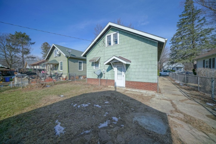 2019 15th, ROCKFORD, Illinois 61104, 2 Bedrooms Bedrooms, ,1 BathroomBathrooms,House,For Sale,15th,202600713