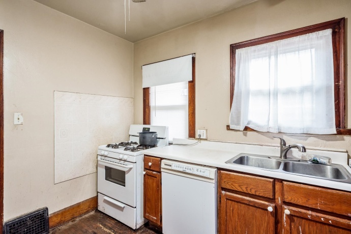 2207 7th, ROCKFORD, Illinois 61104, 2 Bedrooms Bedrooms, ,1 BathroomBathrooms,House,For Sale,7th,202600768