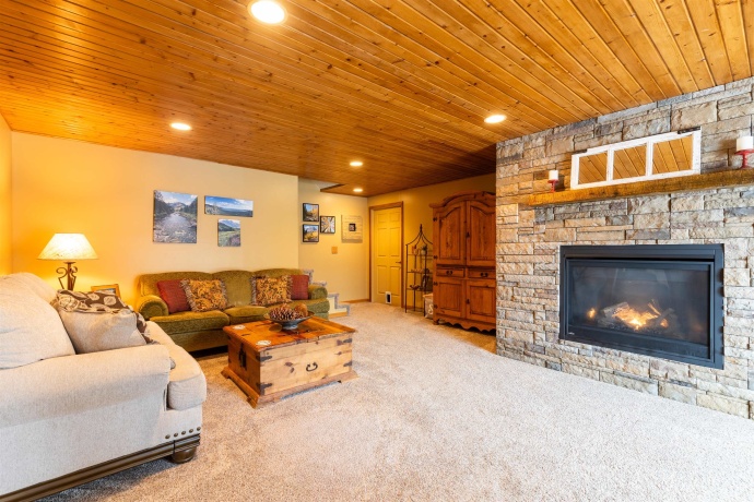 24 Butternut, GALENA, Illinois 61036, 5 Bedrooms Bedrooms, ,3 BathroomsBathrooms,House,For Sale,Butternut,202600771