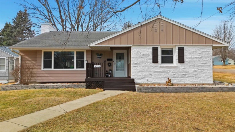 923 Institute, DIXON, Illinois 61021, 3 Bedrooms Bedrooms, ,2 BathroomsBathrooms,House,For Sale,Institute,202600867