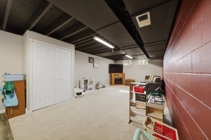 923 Institute, DIXON, Illinois 61021, 3 Bedrooms Bedrooms, ,2 BathroomsBathrooms,House,For Sale,Institute,202600867