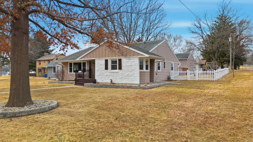 923 Institute, DIXON, Illinois 61021, 3 Bedrooms Bedrooms, ,2 BathroomsBathrooms,House,For Sale,Institute,202600867